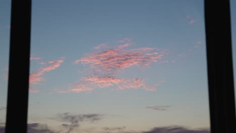 vista panorámica del cielo sobre un aeropuerto durante el amanecer, fondo sin gente