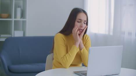 Zahnschmerzen.-Nahaufnahme-Einer-Verärgerten-Frau-Am-Arbeitsplatz,-Die-Einen-Laptop-Benutzt,-Zahnschmerzen-Hat-Und-Ihr-Gesicht-Mit-Der-Hand-Berührt.-Konzept-Der-Zahnkrankheit