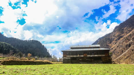 Un-Hermoso-Timelapse-Invernal-De-Montañas-Y-Nubes-De-Tosh,-India