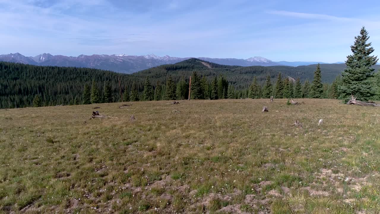 un vuelo cercano al suelo se eleva para ver los bosques y los picos de las montañas rocosas de colorado cerca de la división continental