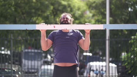 Un-Hombre-Barbudo-En-Forma-Entrena-Haciendo-Flexiones-En-Un-Gol-De-Fútbol-En-Un-Parque-Público