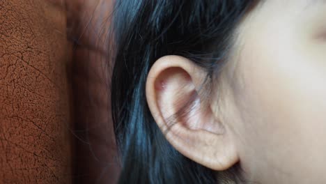 cerca de la oreja de una mujer