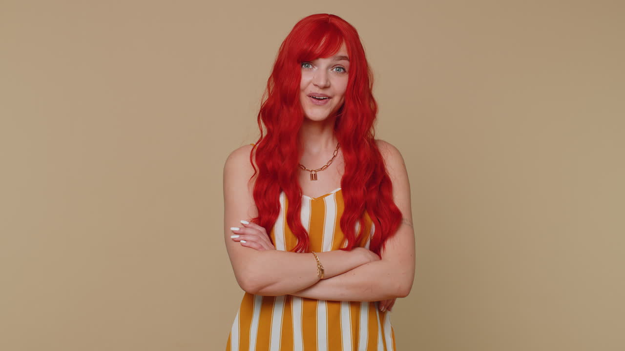 사랑스러운 쾌활한 여성은 제안을 승인, 승인 머리를 흔들고, 좋은 일에 만족, 같은