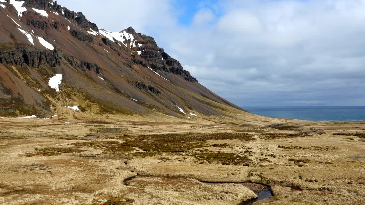 vista aérea sobre el fiordo y las montañas de islandia