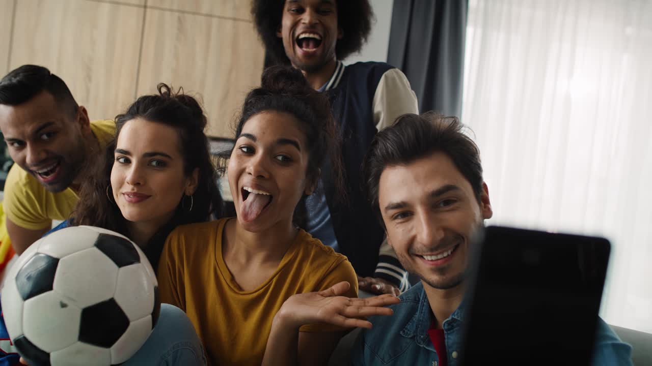 video de un joven africano mirando algo en un estudio filmado