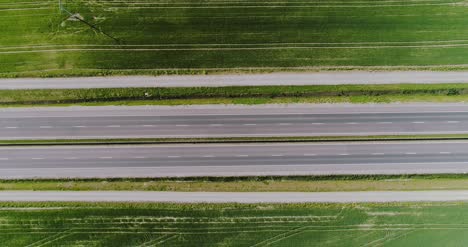 Auto-Vorbeifahrender-Autobahn-Luftaufnahme