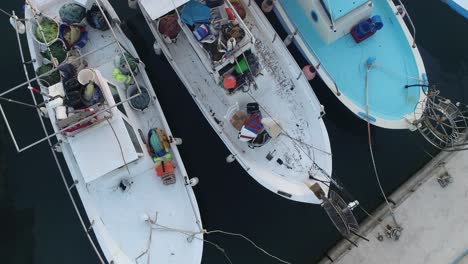 Malerischer-Blick-Auf-Fischerboote,-Die-In-Der-Korallenbucht-Angedockt-Sind