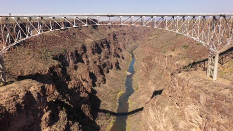 puente del desfiladero del río grande volar debajo