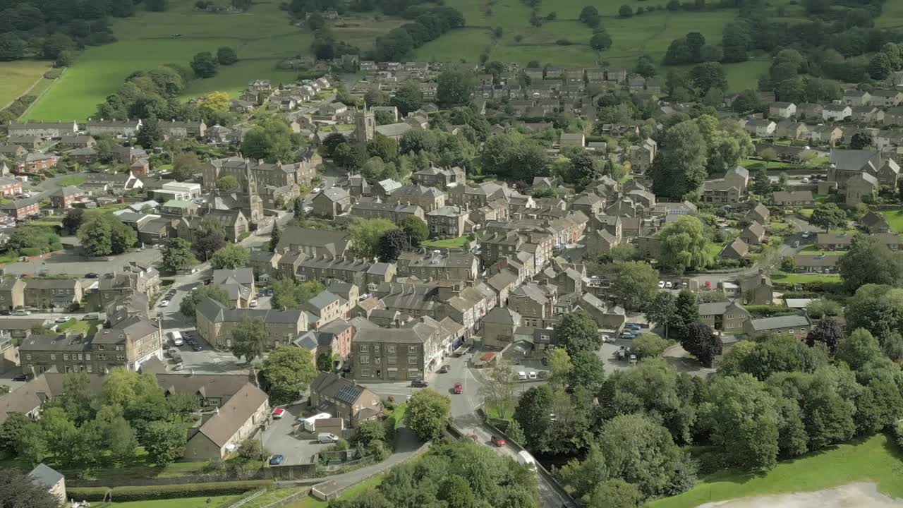 una vista aérea de la ciudad de yorkshire de pateley bridge en una mañana nublada de verano, inglaterra, reino unido