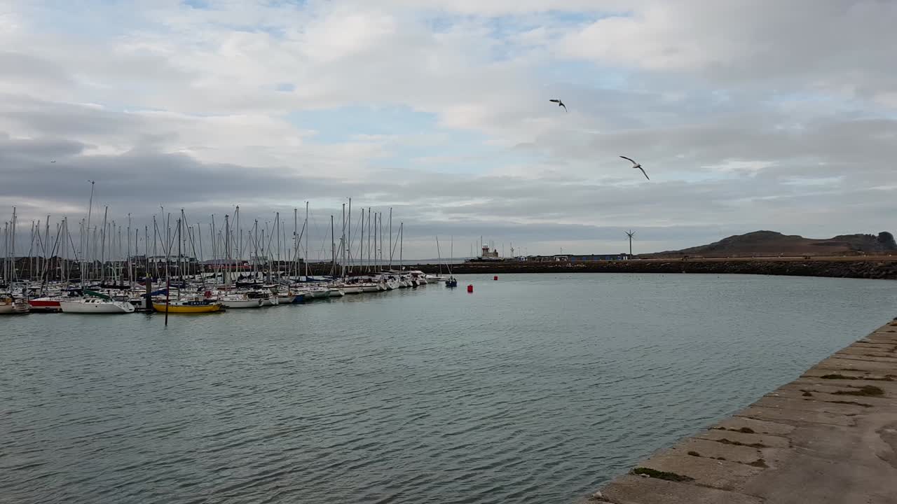 howth pier - una hermosa península y un pequeño suburbio de dublín