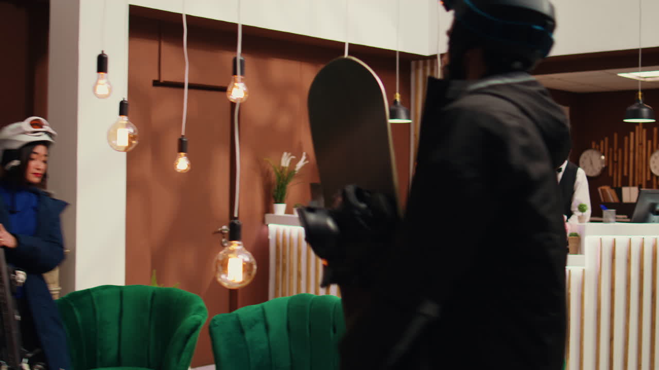 관광객들이 스키장 로비에 도착하다