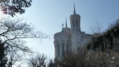 basilique notre-dame de fourvière à lyon, france - angle bas