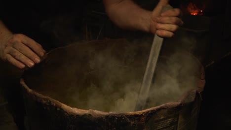 forja de metal de herrero en cámara lenta de 120 fps