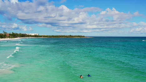 Antena-De-La-Hermosa-Costa-Azul-Turquesa-Del-Océano-En-Playa-Xpu-Ha-Beach-En-Un-Día-Soleado-Tropical