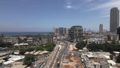 coches que pasan en las carreteras de tel aviv, israel, aérea