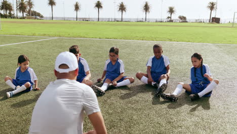 Niños,-Estiramiento-De-Piernas-Y-Deporte-En-El-Campo-De-Fútbol
