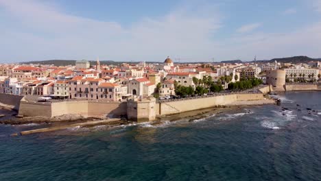 Clip-De-Drones-Girando-Alrededor-De-Los-Muros-Del-Castillo-Sobre-El-Océano-Fuera-De-La-Hermosa-Ciudad-De-Alghero-En-Cerdeña,-Italia