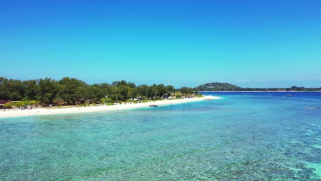 Playa-Tropical-De-Arena-Blanca,-Palmeras-Y-Océano-Azul-Con-Un-Barco-Amarrado,-Bali