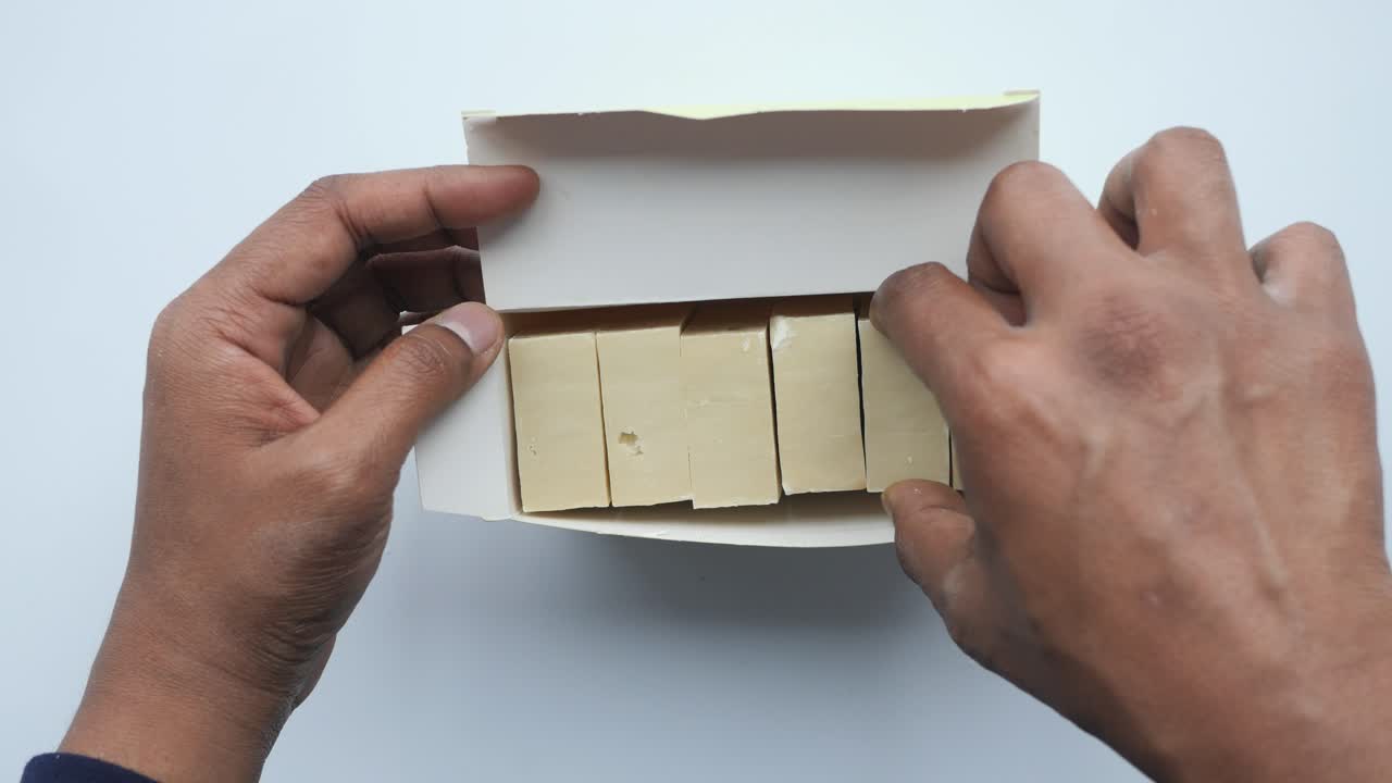 손이 비누 상자를 열고