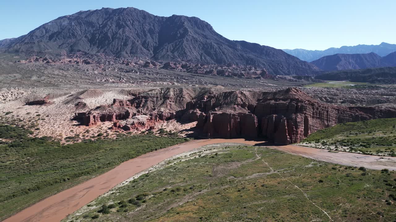quebrada de cafayate 및 calchaqui 계곡 공중 드론 살타, 아르헨티나, 여행 및 관광 목적지, 포도밭으로가는 산맥 경로