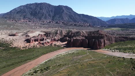 Drone-Aéreo-Quebrada-De-Cafayate-Y-Valle-Calchaquí-Sobre-Salta,-Argentina,-Destino-De-Viajes-Y-Turismo,-Ruta-De-La-Cordillera-A-Los-Viñedos