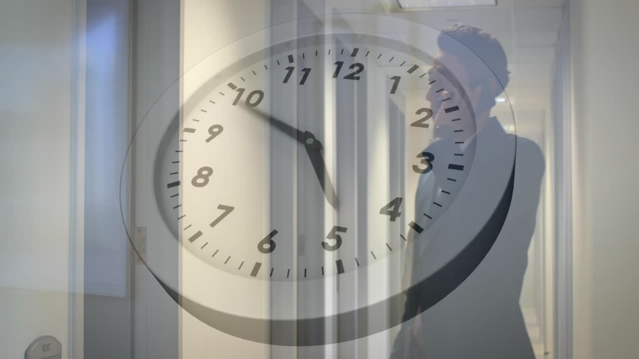 animación de reloj moviéndose sobre diversos colegas caminando y hablando en el teléfono inteligente en la oficina