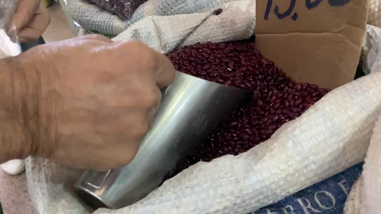 selección de alimentos en el mercado, fijación de precios, opciones de los clientes, envasado, cámara lenta