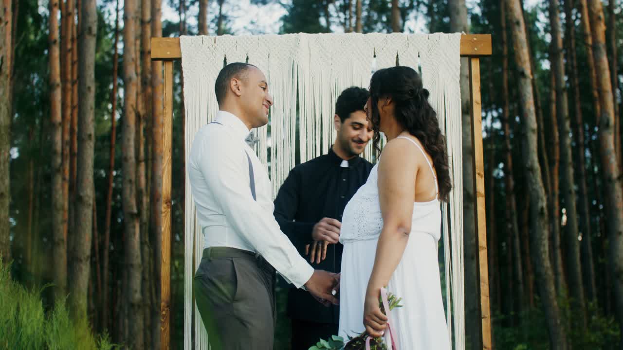 ceremonia de bodas en el bosque