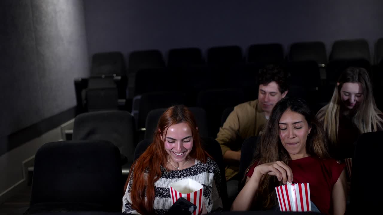 personas viendo una película en un cine