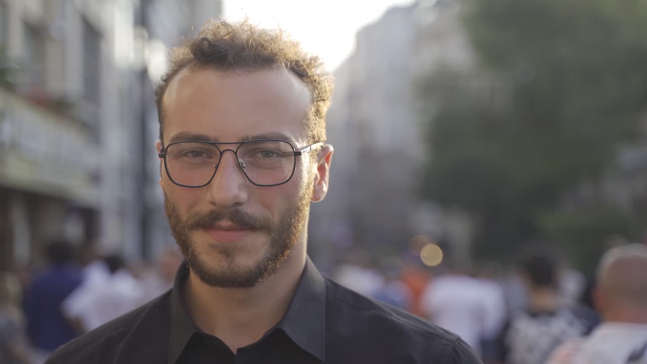 Giovane uomo che ride alla fotocamera