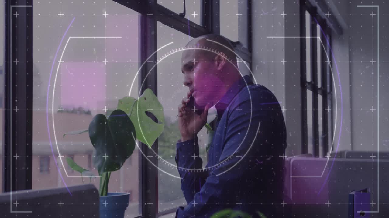 animación del procesamiento de datos financieros sobre un hombre de negocios biracial que usa el teléfono