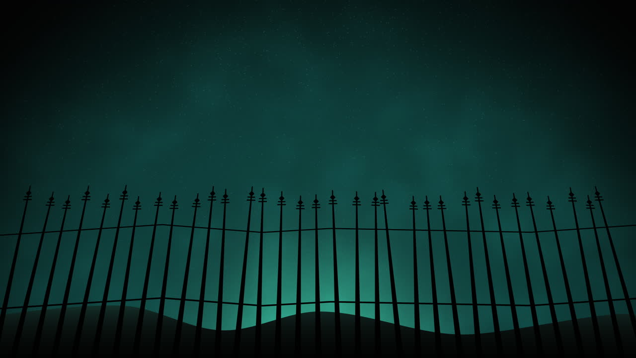 Cimitero con recinzione metallica di notte