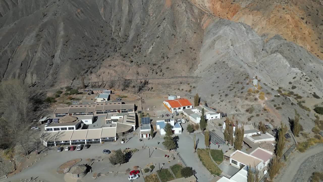 construcciones y casas entre las montañas desérticas