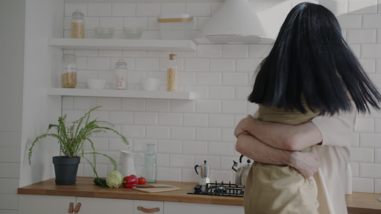 부부가 부에서 안고 있다