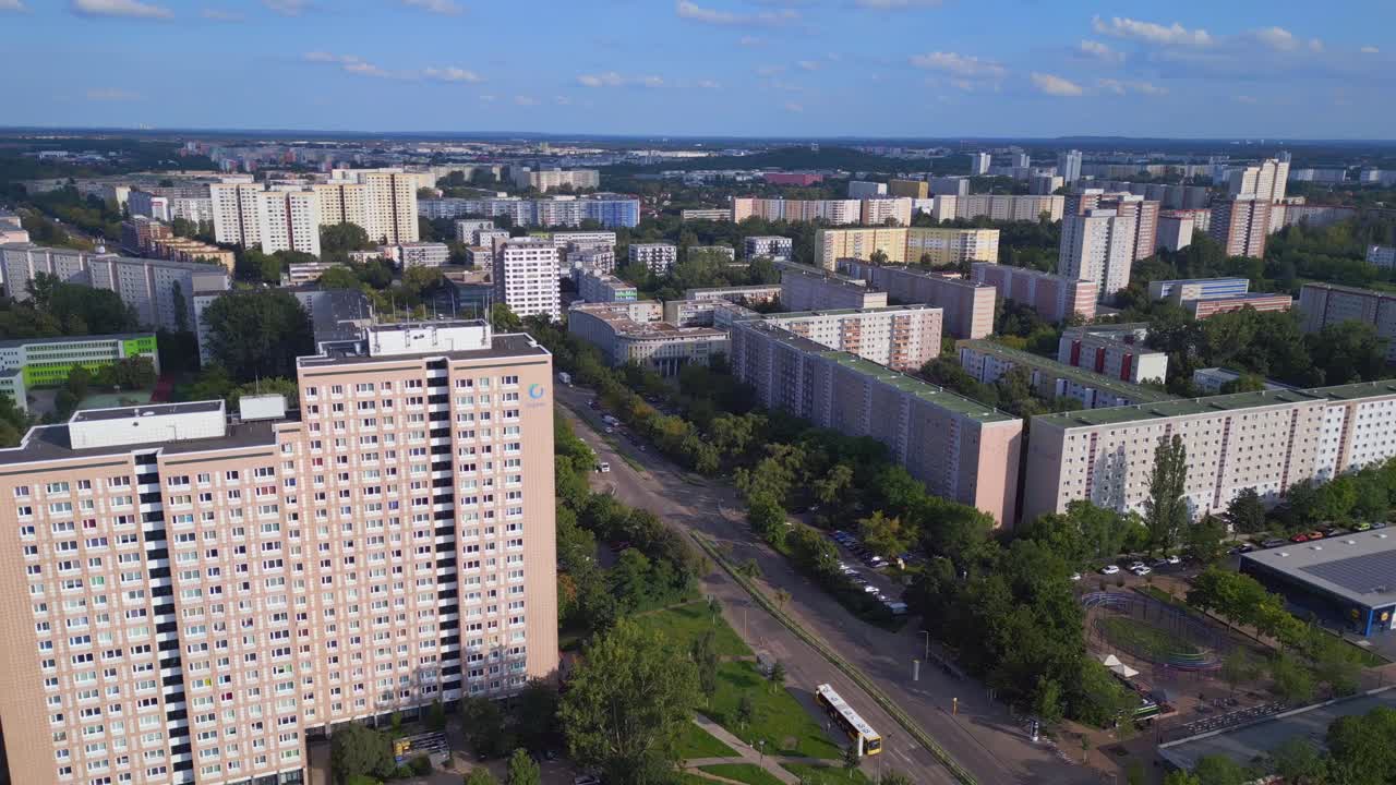 идеальный полет с высоты большой панельной системы здания квартира, сборный жилой комплекс, берлин марзан восточногерманское лето 2023