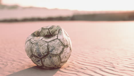 muy vieja pelota de fútbol en el patio de recreo
