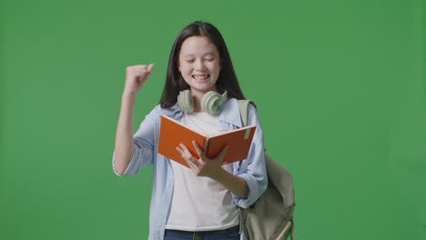 estudiante feliz celebrando el éxito