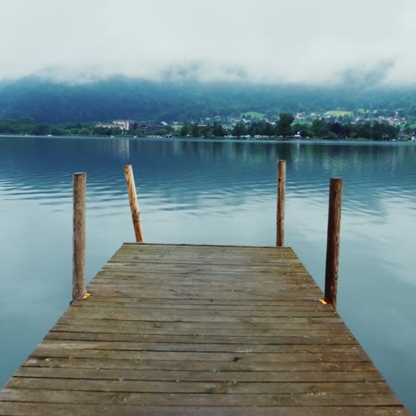 Muelle-De-Madera-En-Un-Pintoresco-Lago-De-Montaña-En-Los-Alpes-En-Austria