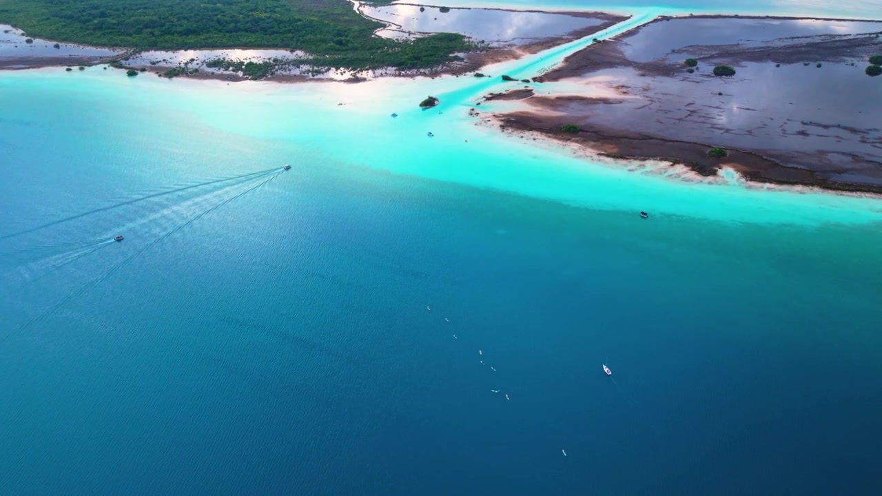 Acque turchesi che circondano il Canale dei Pirati a Bacalar