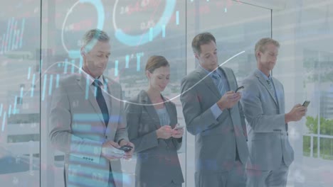animación del procesamiento de datos sobre diversos empresarios que utilizan teléfonos inteligentes en la oficina.