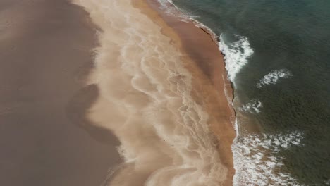 Antenne-Des-Berühmten-Roten-Strandes-In-Island-Mit-Wellen,-Die-Am-Ufer-Zusammenbrechen