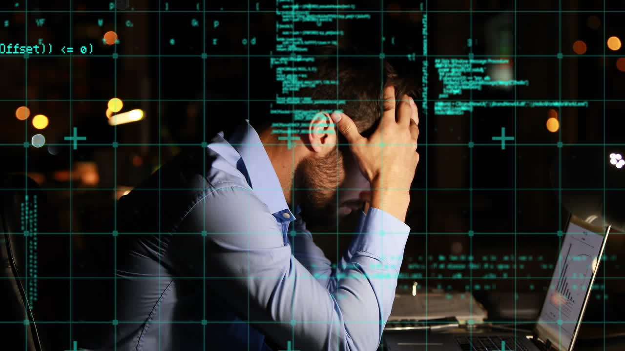 animación del procesamiento de datos sobre un hombre de negocios caucásico cansado usando una computadora portátil