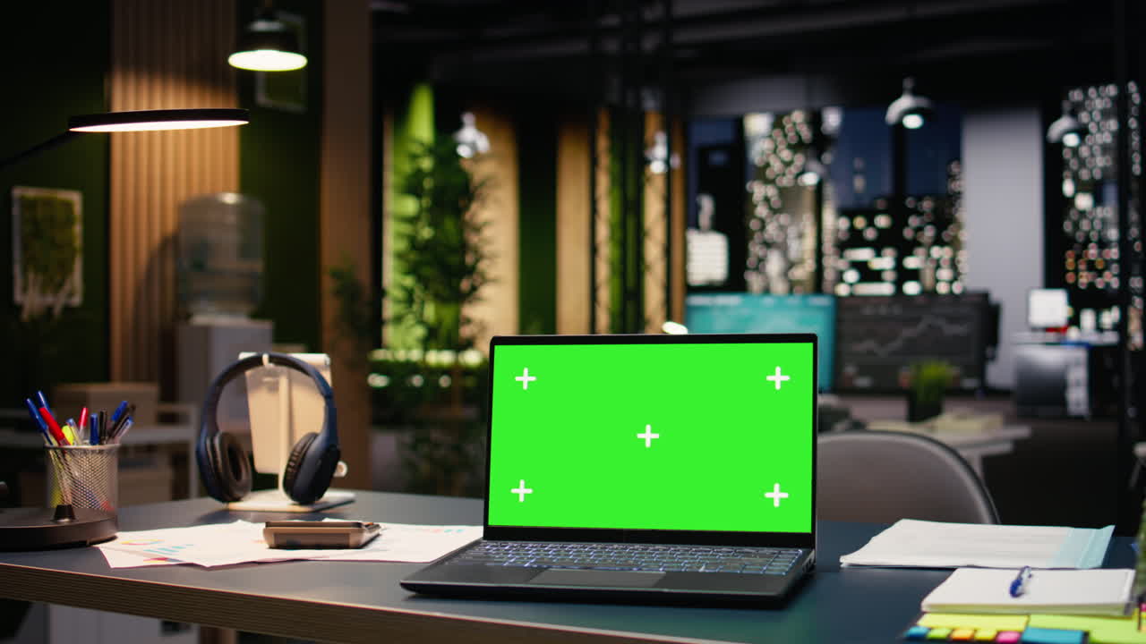 Chroma key su laptop in un interno ufficio vuoto con layout open space