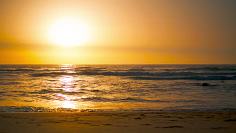 Paisaje-Del-Amanecer-Playa-Ursa-Con-Sol-Naranja-Reflejando-La-Superficie-Del-Océano-Atlántico