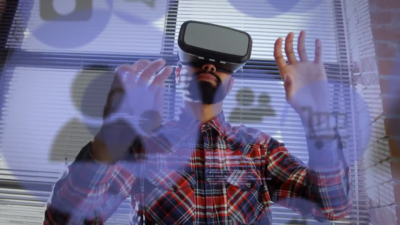 animación de iconos de redes sociales y procesamiento de datos sobre hombre de raza mixta que usa auriculares vr