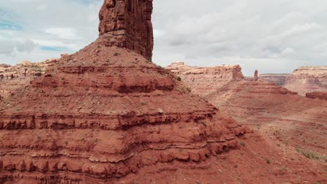 formaciones rocosas erosionadas en el desierto