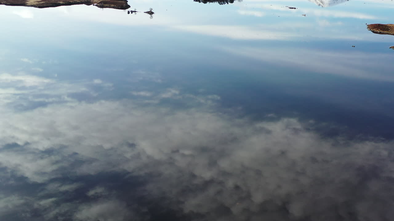 раннок-мур, шотландия: воздушные кадры, показывающие отражение и горы в совершенно спокойный день