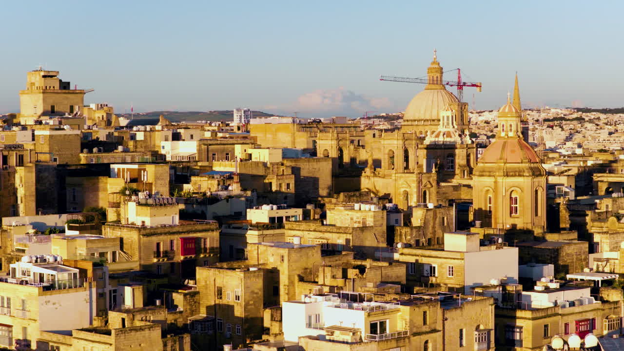 La Valletta, Capitale di Malta con la Cupola della Basilica di Nostra Signora del Monte Carmelo. Ripresa aerea rotante