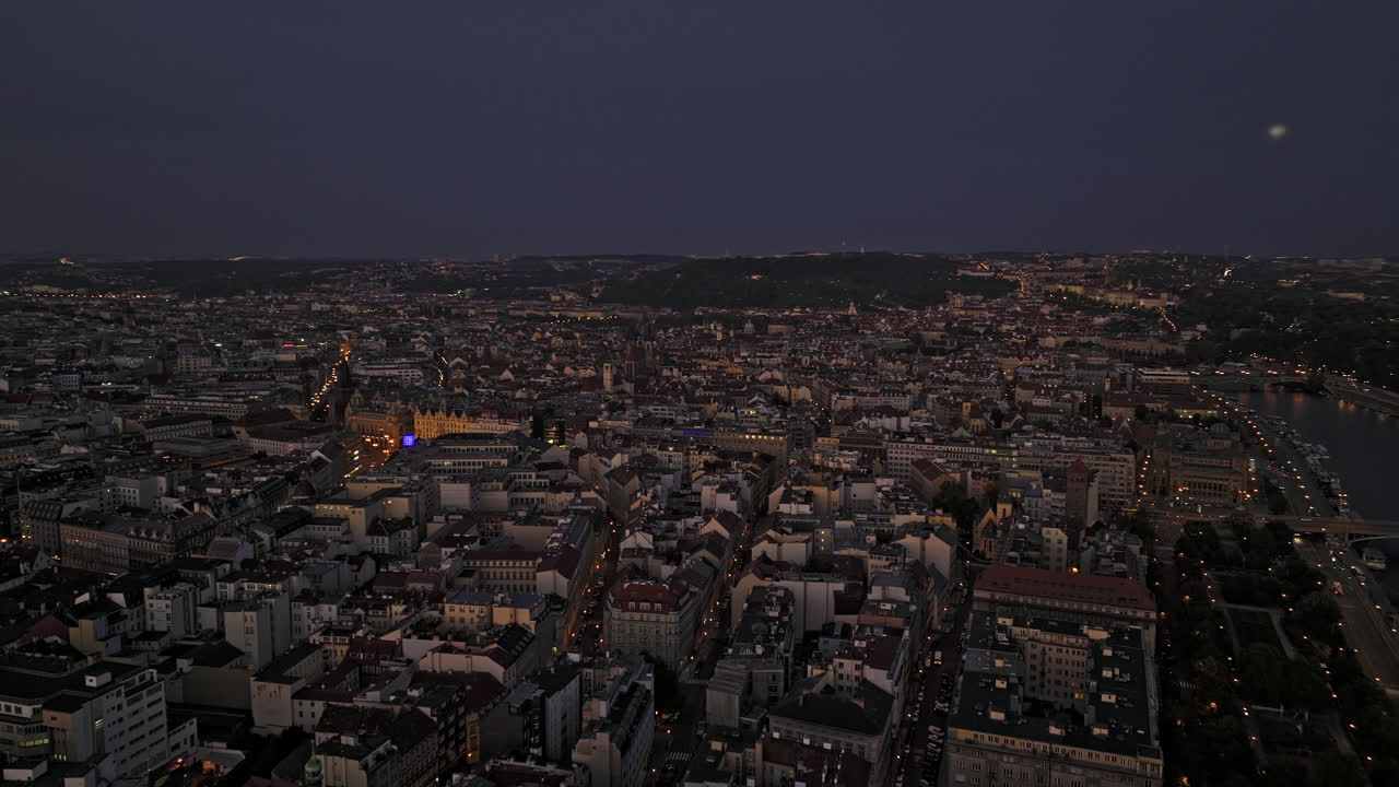 Sorvolo aereo v70 di Praga, Cechia, su Petrska Ctvrt, che cattura il paesaggio urbano della Città Nuova e della Città Vecchia e di Zizkov con l'iconica torre della TV che si erge contro il cielo all'alba - Ripreso con Mavic 3 Cine - Novembre 2022