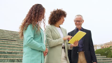 profesionales de negocios que colaboran al aire libre